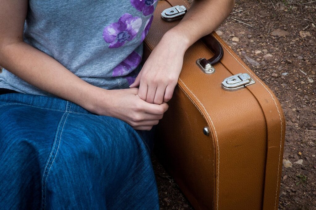 travel, suitcase, girl-1934330.jpg